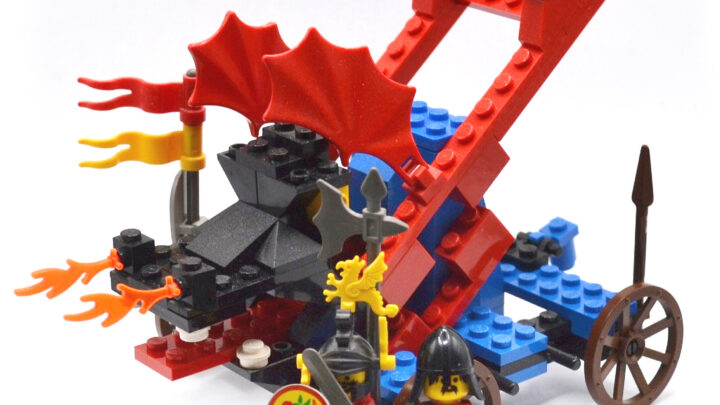 Kompletny zestaw LEGO bez instrukcji i pudełka.